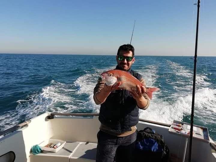 Pesca deportiva con embarcación fondeada en Valencia