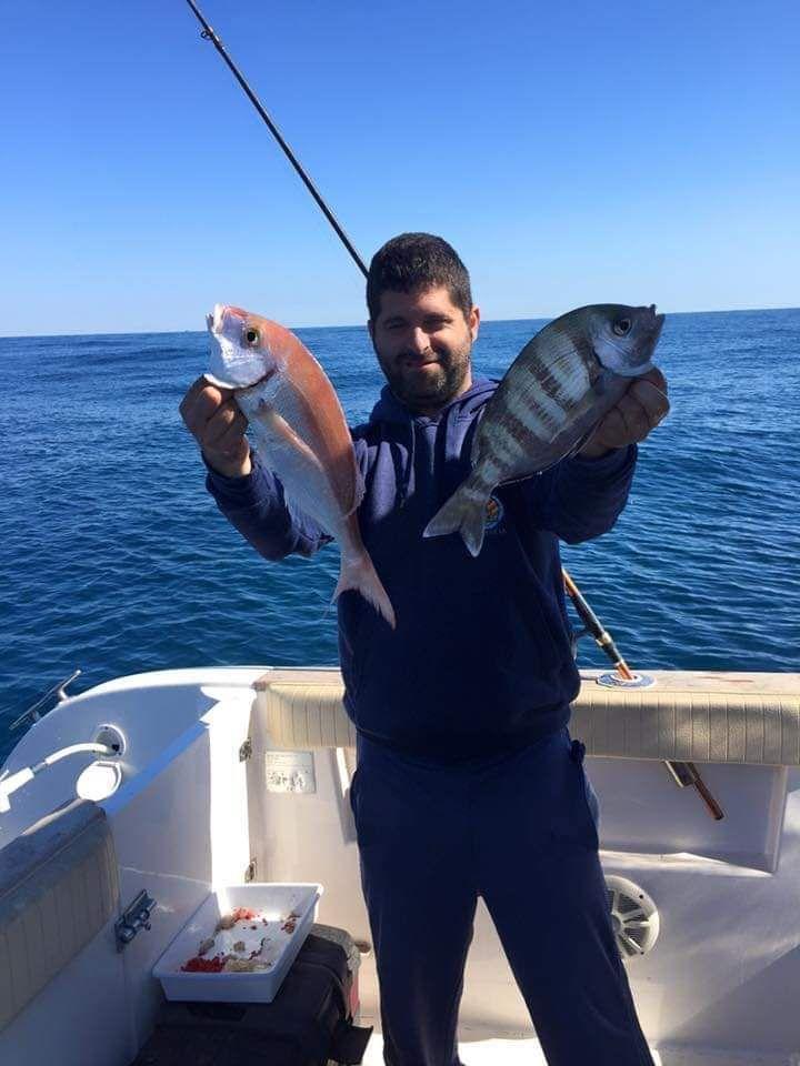 Pesca deportiva con embarcación fondeada en Valencia