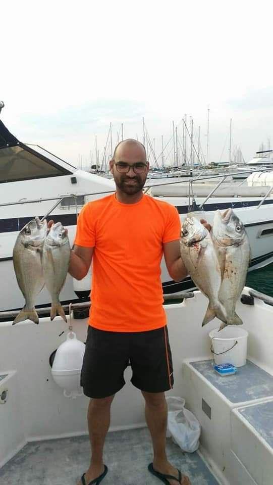 Pesca deportiva con embarcación fondeada en Valencia