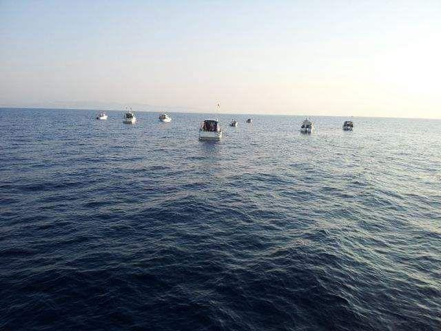Pesca deportiva con embarcación fondeada en Valencia