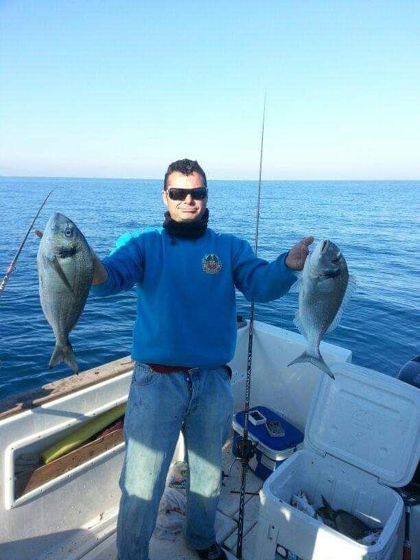 Pesca deportiva con embarcación fondeada en Valencia