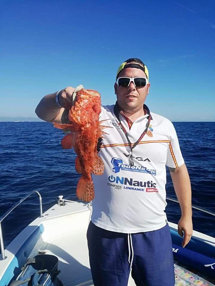 Pesca deportiva con embarcación fondeada en Valencia