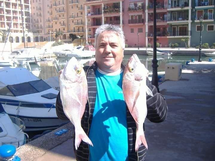 Pesca deportiva con embarcación fondeada en Valencia